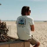 Remera verde agua con estampa en el pecho de una palmera y el texto "KANVAS by KATIN".