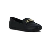 Mocasines de cuero negro con detalle de hebilla metálica dorada en el empeine, diseño clásico y suela plana.