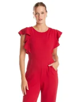Enterito de crepe liviano color rojo, con cuello a la base, mangas cortas con volados y silueta de pierna ancha tipo palazzo. Cuenta con bolsillos laterales invisibles y cierre posterior.