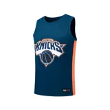 Musculosa de básquet azul marino con detalles laterales en naranja. Presenta el logo oficial de los New York Knicks estampado en el frente y etiqueta de autenticidad NBA en el ruedo.