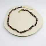 Collar de cuentas irregulares de turmalina en tonos variados, con cierre y cadena de extensión con baño de oro.