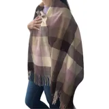 Bufanda rectangular de tejido afelpado con diseño de cuadros en tonos rosado, gris y beige. Presenta terminaciones con flecos en los extremos.