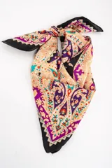Bandana cuadrada con estampado paisley en tonos violeta, fucsia, negro y beige.