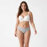 Pack de dos bombachas tipo vedetina color gris claro con estampado sutil y detalles de encaje en la cintura y las piernas, con un pequeño lazo decorativo al frente.