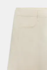 Jeans Z1975 wide leg de tiro alto color crudo, con bolsillos delanteros, bolsillos de parche en la espalda, costuras laterales destacadas y cierre frontal con cremallera y botón.