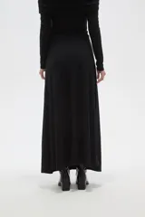 Falda larga de corte amplio y fluido, confeccionada en viscosa, con cintura elástica y diseño minimalista.