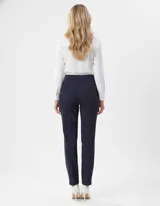 Pantalón azul marino de gabardina elastizada, corte recto, con bolsillos simulados en la parte delantera y bolsillos aplicados en la parte trasera.