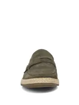 Mocasines de gamuza color verde militar, con suela revestida en yute trenzado y base de goma.