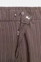 Pantalón fluido de tiro alto con diseño de rayas diplomáticas, color marrón, con pliegues en el delantero, bolsillos laterales y silueta amplia.