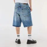 Bermuda de denim de corte baggy, en color azul con efecto lavado, de estilo holgado.
