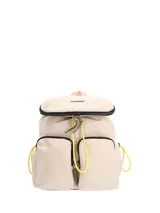 Mochila Hush Puppies color crema, confeccionada en poliéster reciclado acolchado. Cuenta con un compartimento principal con solapa y cierre de cordón, doble bolsillo frontal con cierre, bolsillos laterales con cordón ajustable y correas regulables.