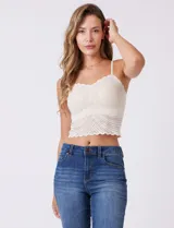 Top corto de encaje elastizado con breteles finos ajustables, sujetador interno y copas preformadas.