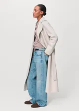 Abrigo largo de corte recto y diseño tipo batín, confeccionado en mezcla de lana. Presenta cuello con solapas, cierre mediante cinturón ajustable en la cintura, mangas largas y abertura posterior en el bajo.