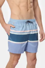 Short de baño celeste con rayas horizontales en azul marino, blanco y rosa. Cintura elástica con cordón ajustable, bolsillos laterales y suspensor de malla fina.