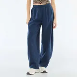 Pantalón de jogging azul marino con diseño de corte barrel y cintura elástica.