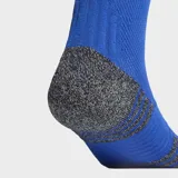 Medias de fútbol de caña alta color azul, con las tres bandas características de Adidas en blanco en el puño superior y logo de la marca en el tobillo. Presentan puntera y talón reforzados en color gris jaspeado, con diseño anatómico y soporte en el arco del pie.