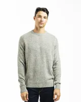 Buzo tejido de punto con cuello redondo, puños y ruedo acanalados. Presenta un diseño jaspeado en tonos grises.