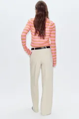 Pantalón recto color beige de tiro alto con pinzas delanteras, bolsillos frontales y falsos bolsillos de vivo en la espalda. Incluye un cinturón fino negro con hebilla dorada. Cierre frontal con cremallera, botón interior y gancho.