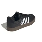 Championes Adidas VL Court 3.0 Low de estilo urbano, confeccionados en cuero sintético negro con las icónicas tres bandas laterales en blanco y suela de goma color marrón.