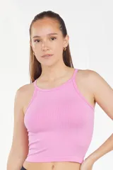 Musculosa corta rosa de tela rib con cuello a la base y espalda alta.