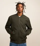 Campera bomber negra para hombre, confeccionada en poliéster con cierre frontal de cremallera, cuello, puños y dobladillo elásticos acanalados, y bolsillos laterales.