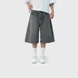 Bermuda baggy de denim color negro con efecto acid wash, corte holgado, bolsillos traseros múltiples y detalle de bordado en texto cursivo en uno de los bolsillos.