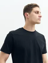 Remera verde militar de manga corta y cuello redondo.