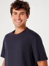 Camiseta marrón de corte recto y mangas cortas.