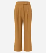Pantalón de sastrería corte recto confeccionado en crepé, con pliegues delanteros y cintura con detalle cruzado. Presenta un diseño estructurado y elegante.