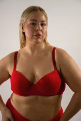 Soutien color rojo con copas moldeadas y tirantes ajustables.
