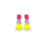 Aros colgantes con piezas geométricas de acrílico en colores fucsia, lila y amarillo neón.