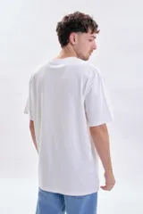 Remera de manga corta con corte oversize, color blanco, con bordado pequeño en el centro del pecho con la frase Natural State.