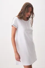 Camisón blanco de algodón, con mangas cortas, escote redondo y cierre frontal parcial con botones. Presenta ribetes oscuros en los puños.