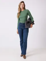 Bolso tipo tote de diseño capitoneado en color marrón, con doble asa para llevar al hombro y cierre mediante botón metálico. Cuenta con forro interno a tono y bolsillos organizadores en su interior.