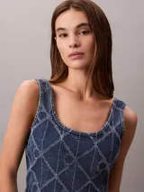Musculosa cropped de denim azul con estampado geométrico de monogramas y cuello redondo.