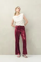 Pantalón ancho negro con acabado de lentejuelas.