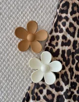 Broche para el pelo con forma de flor margarita, acabado mate y diseño minimalista.