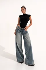 Jean de mujer color azul claro, de corte wide leg y tiro bajo.