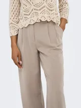 Pantalon sastrero de tiro alto color gris oscuro, de corte ancho y pinzas frontales.
