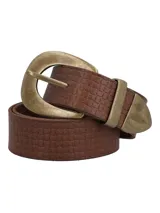 Cinturón de cuero marrón con textura de tejido en relieve. Presenta hebilla y puntera metálicas en acabado bronce envejecido.