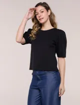 Remera de algodón negro, de silueta semi entallada, con escote redondo y mangas cortas abullonadas al codo con frunces en los hombros.