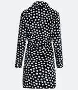 Bata corta de fleece color negro con estampado de lunares blancos, cuello solapa y lazo en la cintura.