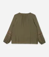 Blusa de viscosa color verde oliva, con cuello redondo, lazo con borlas decorativas y mangas largas con bordado étnico en los puños.