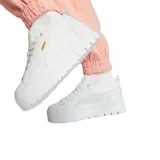 Championes Puma modelo Mayze Classic, color blanco con detalles en dorado. Diseño de plataforma con suela dentada y logo de la marca en el lateral y la entresuela.