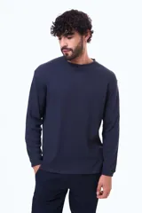 Buzo de manga larga con textura tipo waffle, cuello redondo y corte holgado.