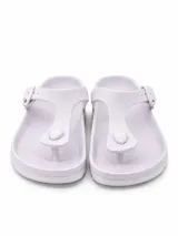 Sandalias estilo ojota color lila, confeccionadas en goma, con diseño de tira en T y hebilla lateral ajustable.