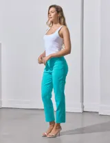 Pantalón recto color verde esmeralda de gabardina elastizada, marca Zac & Rachel. Pretina ancha con faja interna modeladora. Delantera con bolsillos simulados. Trasera con bolsillos ojal.