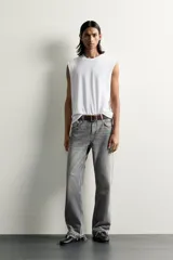 Camiseta tank de punto de algodón, color negro, de corte relaxed fit con cuello redondo, manga sisa y acabados irregulares.