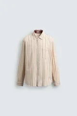 Camisa de corte relajado confeccionada en tejido con mezcla de viscosa, con diseño de rayas verticales en tonos beige y marrón. Presenta cuello solapa, cierre frontal de botones, manga larga con puños abotonados y un bolsillo en el pecho.