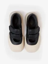 Zapato abierto de piel estilo bailarina con plataforma en negro. Cierre de dos tiras con velcro.